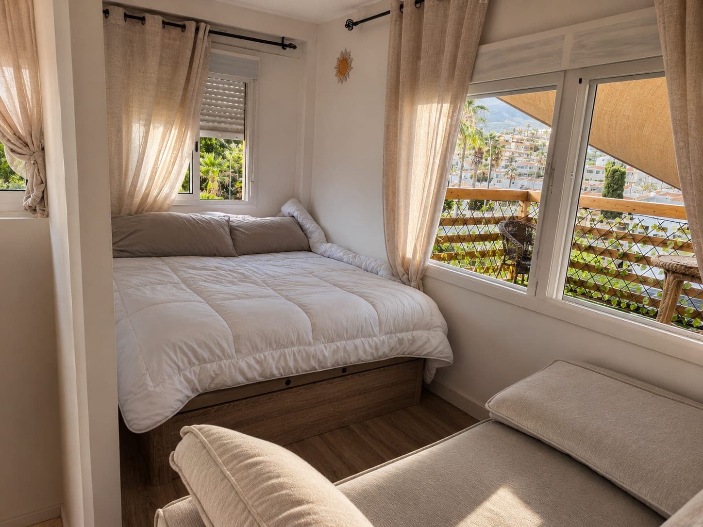 Habitación luminosa del hostal Mikasa