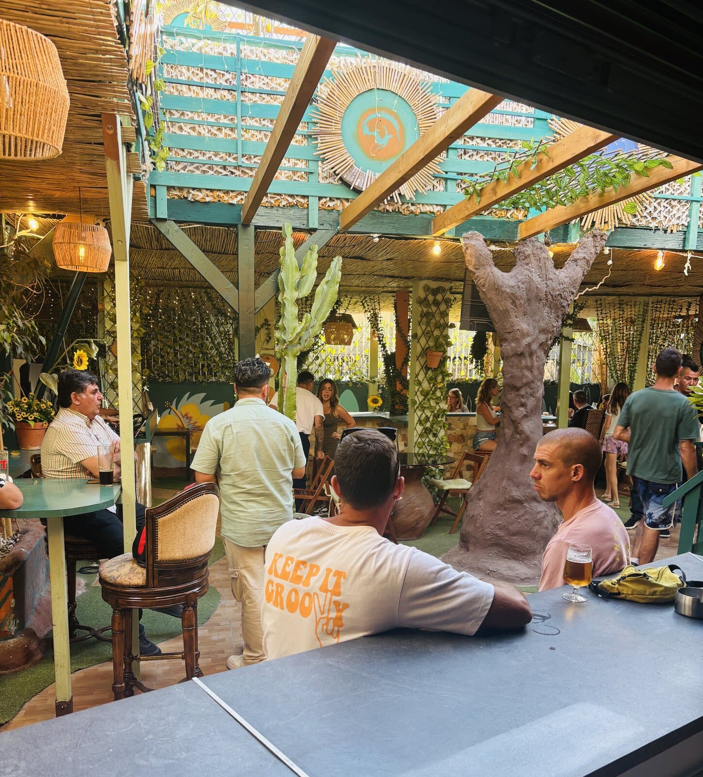Bar y música durante un tardeo en Mikasa