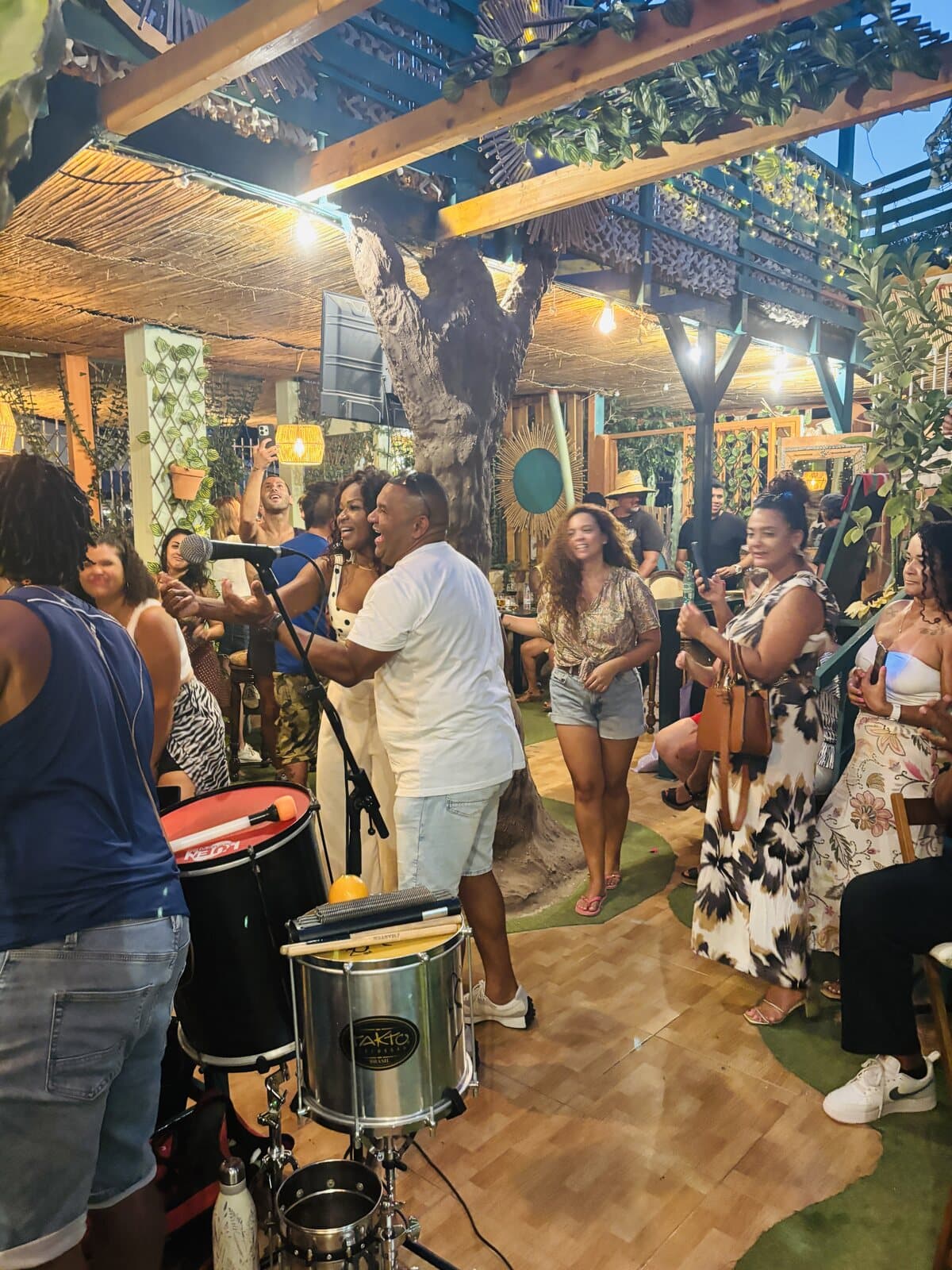 Música en vivo durante un tardeo en Mikasa