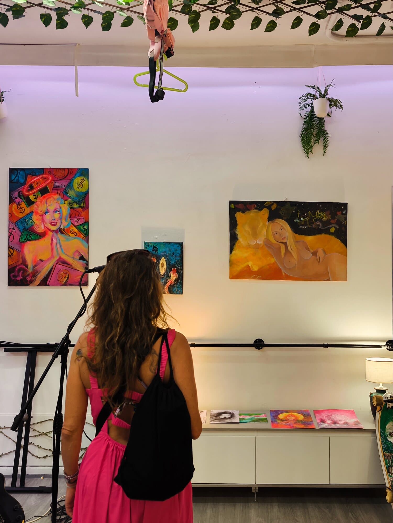 Exposición de arte en la sala de Mikasa