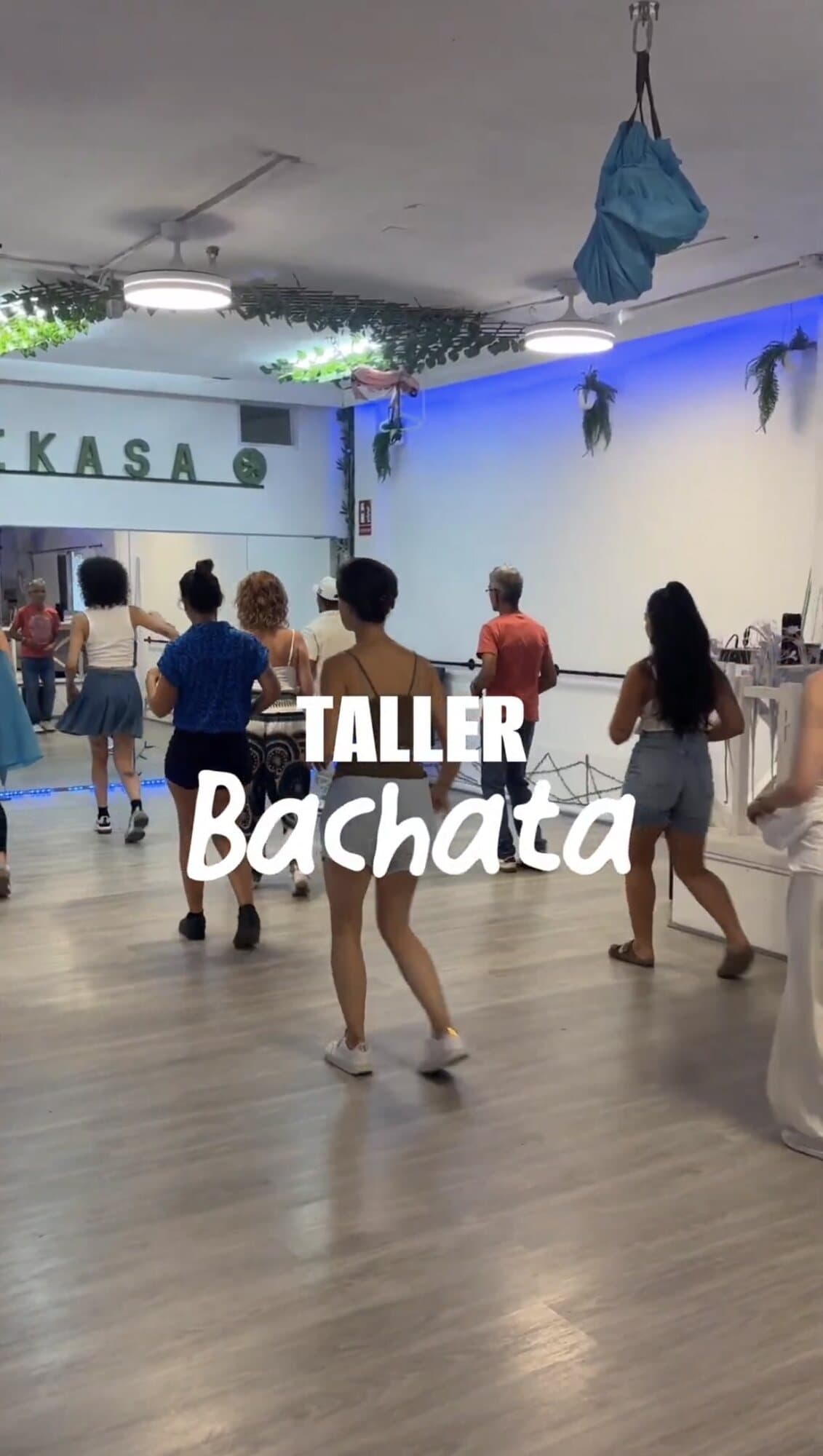 Taller de bachata en la sala de Mikasa