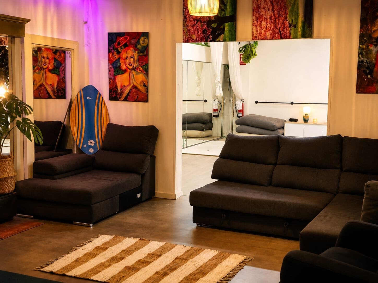 Zona chill out integrada en la sala Mikasa